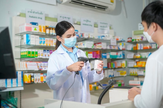 Retrato de una farmacéutica con mascarilla en una farmacia moderna