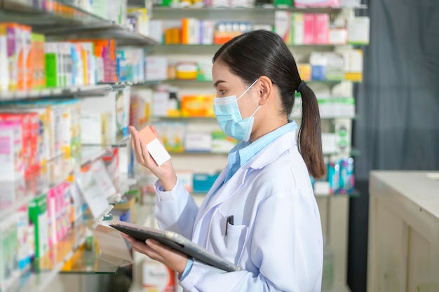 Foto retrato de una farmacéutica con mascarilla en una farmacia moderna