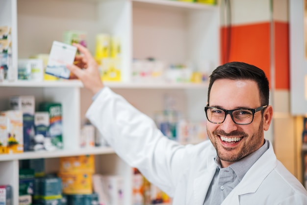 Retrato de un farmacéutico guapo en el trabajo.