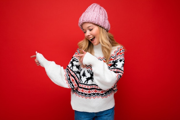 Retrato de fascinante promotor femenino feliz alegre alegre positivo emocional apuntando a la