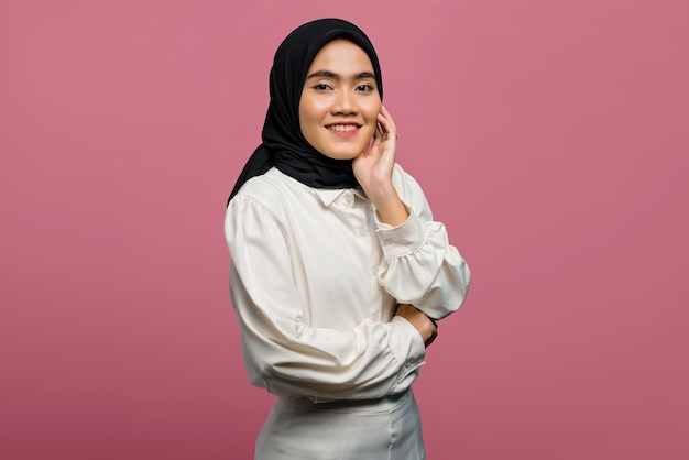 Retrato de felicidad hermosa mujer asiática con una camisa blanca