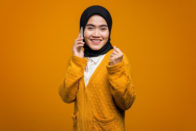 Retrato de felicidad hermosa mujer asiática hablando con un amigo por teléfono móvil