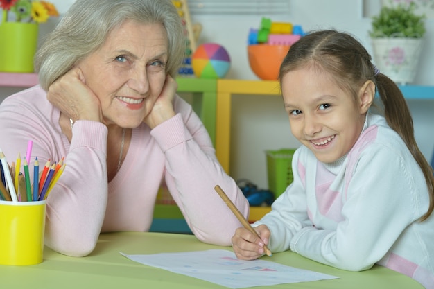 Retrato, de, un, feliz, abuela, con, nieta, dibujo, juntos