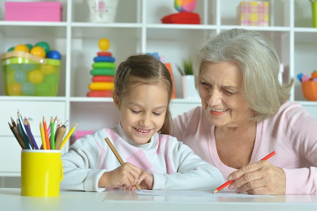 Retrato, de, un, feliz, abuela, con, nieta, dibujo, juntos