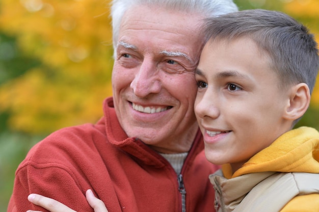 Retrato de feliz abuelo y nieto en el parque