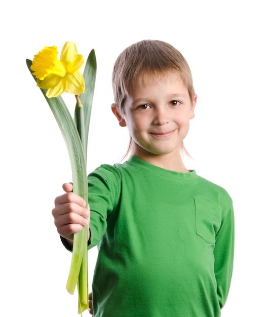 Foto retrato de feliz alegre hermoso niño con flores aislado sobre fondo blanco.