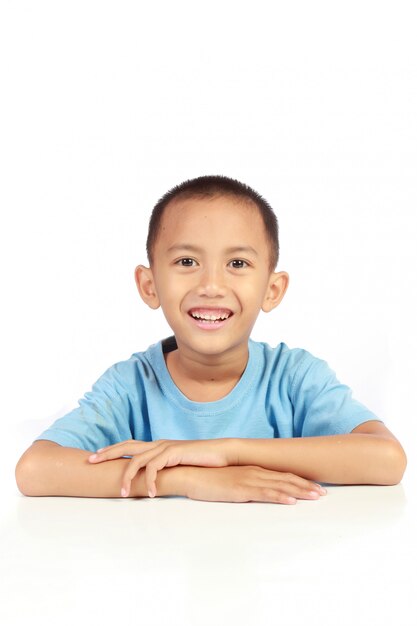 Retrato de feliz alegre hermoso niño pequeño