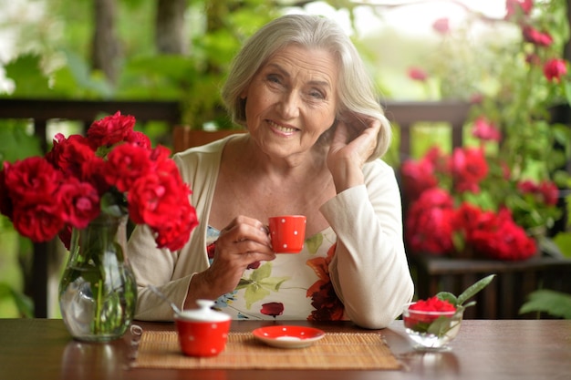 retrato, de, feliz, anciano, mujer, bebida, café