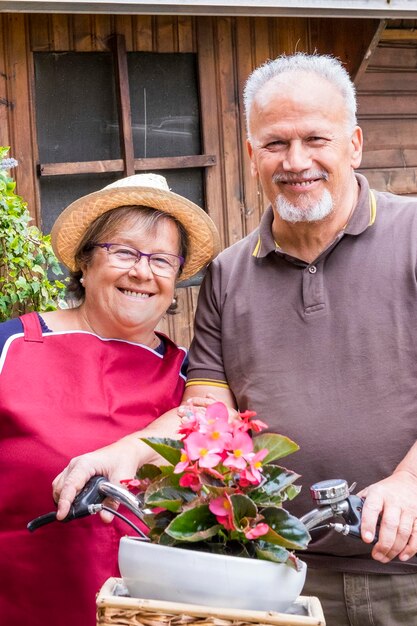 Retrato feliz ao ar livre de velho idoso e mulher juntos sorrindo atividade doméstica de jardim para casal aposentado dois estilo de vida idoso alegre em atividade de lazer ao ar livre