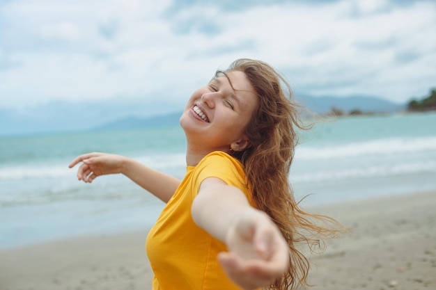 Retrato de feliz chica pelirroja positiva joven hermosa mujer despreocupada disfrutando de las vacaciones de verano en la playa del mar en un exótico país tropical