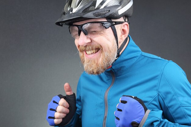 Retrato de feliz ciclista barbudo riendo