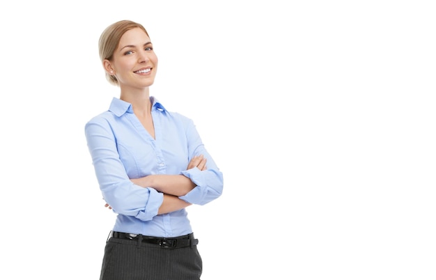 Retrato feliz de mulher de negócios e espaço ou maquete em um fundo branco com um sorriso para publicidade Empresária com os braços cruzados no estúdio para marketing de inicialização ou colocação de produto