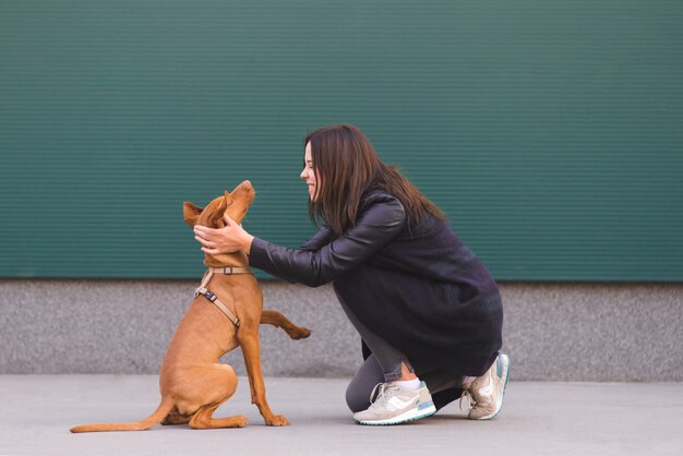 Retrato de un feliz dueño con un perro