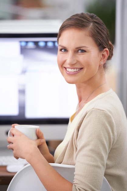 Foto retrato feliz e mulher de negócios com computador e café pela manhã com trabalho de consultora da web empresa on-line e profissional feminina com bebida quente e confiança pronta para começar a trabalhar no escritório