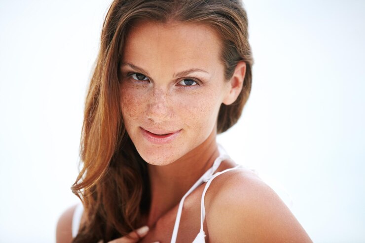 Foto retrato feliz e mulher na praia com viagem para férias ao ar livre aventura e férias de verão sorriso oceano e rosto de pessoa feminina com toalha para viagem liberdade e turista na praia de bali