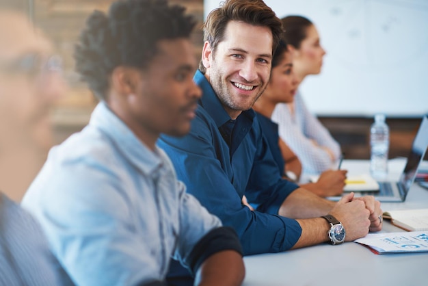 Retrato feliz e um homem de negócios na sala de reuniões com sua equipe durante uma reunião para planejar a estratégia Smile ou colaboração com um funcionário do sexo masculino e colegas no escritório para um seminário