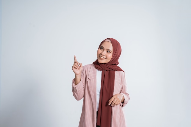 Retrato de feliz empresaria musulmana