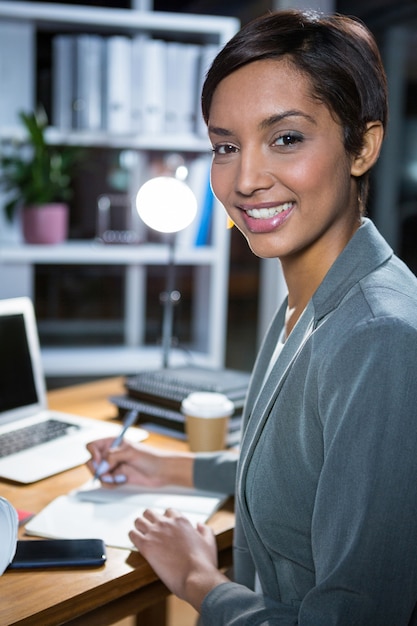 Retrato de feliz empresaria