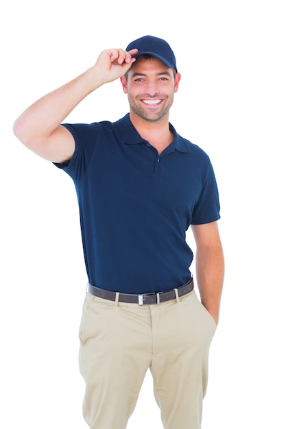 Retrato de feliz entrega hombre llevando gorra