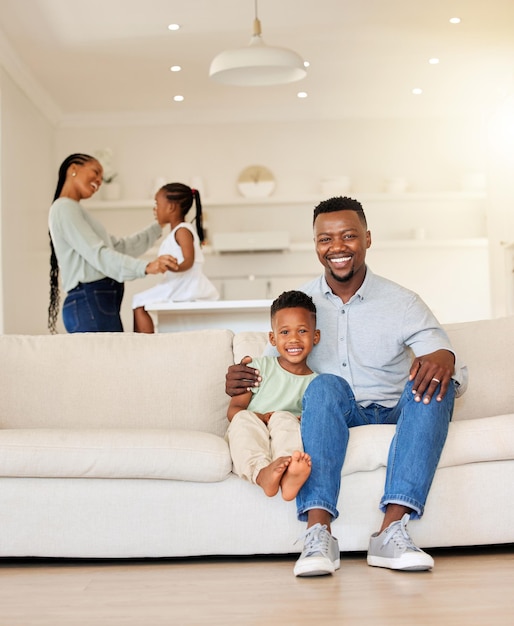 Retrato de una feliz familia afroamericana relajándose y pasando tiempo libre juntos en casa Padres despreocupados disfrutando el fin de semana con sus hijos luciendo contentos y tranquilos en el salón