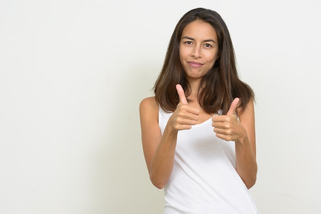 Retrato de feliz hermosa mujer multiétnica dando pulgares