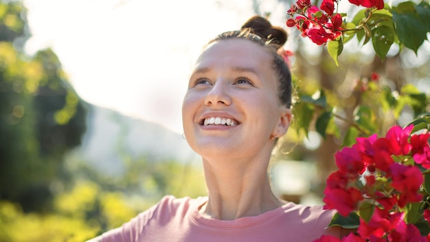 Retrato de feliz hermosa niña joven mujer positiva está oliendo hermosas flores amarillas en el