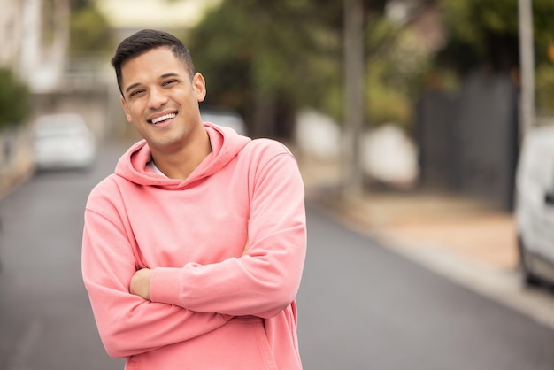 Retrato feliz y hombre en una calle para viajar explorar y orgulloso contra un fondo borroso Sonrisa de rostro y hombre guapo posando en una ciudad emocionado y alegre por el viaje de vacaciones en México