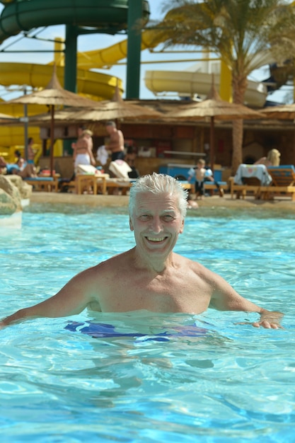 Retrato, de, un, feliz, hombre mayor, en, piscina