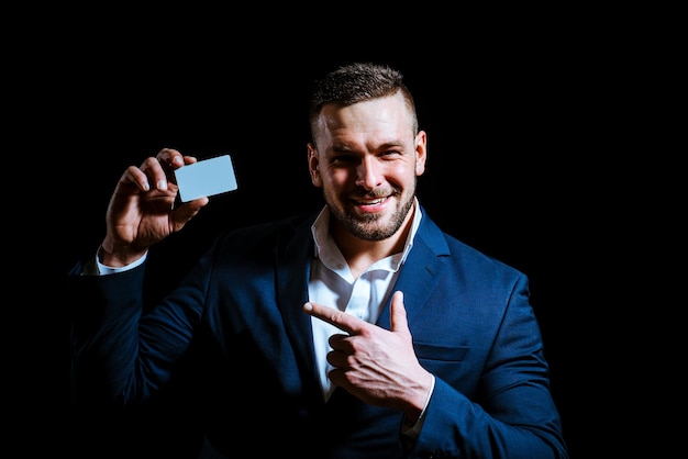 Foto retrato, de, feliz, hombre de negocios, actuación, tarjeta de crédito