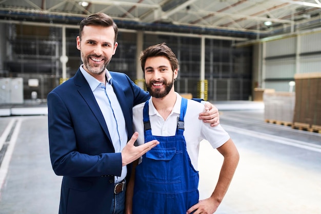 retrato, de, feliz, hombre de negocios, y, trabajador, en, un, fábrica