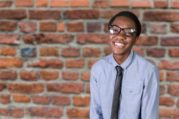 Retrato de feliz joven africano con los brazos cruzados