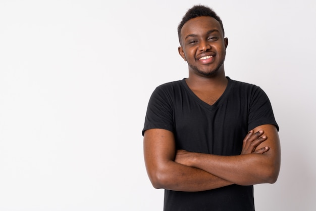 Foto retrato, de, feliz, joven, africano, hombre sonriente, con, armamentos cruzaron