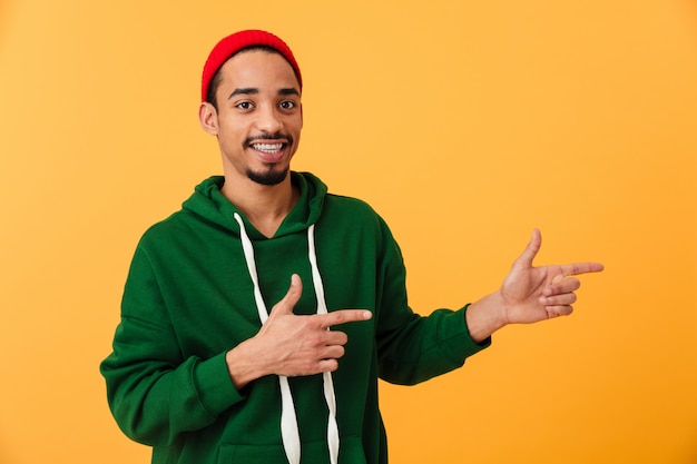 Retrato de un feliz joven afroamericano con sombrero