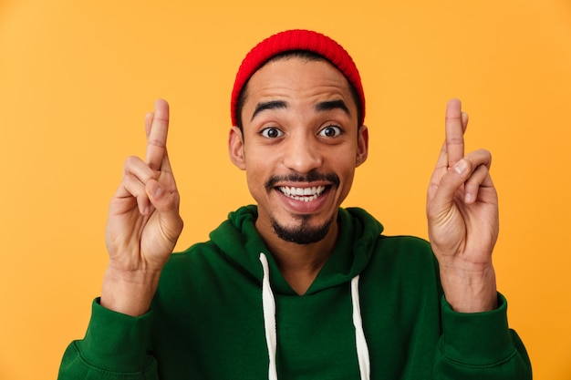 Retrato de un feliz joven afroamericano con sombrero