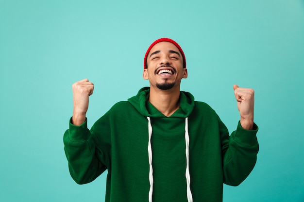 Retrato de un feliz joven afroamericano con sombrero