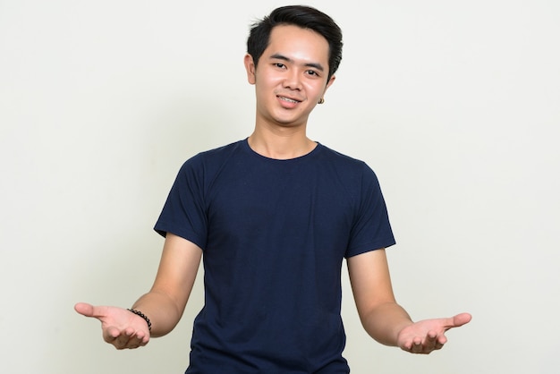 Retrato de feliz joven asiático con los brazos levantados