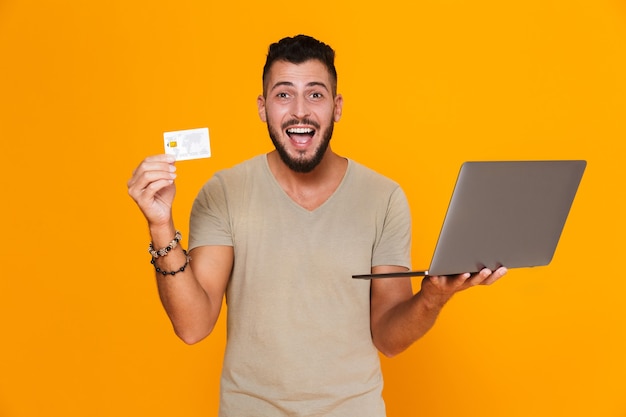 Retrato, de, un, feliz, joven, casual, hombre