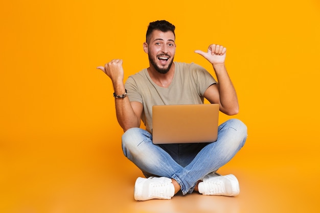 Retrato, de, un, feliz, joven, casual, hombre