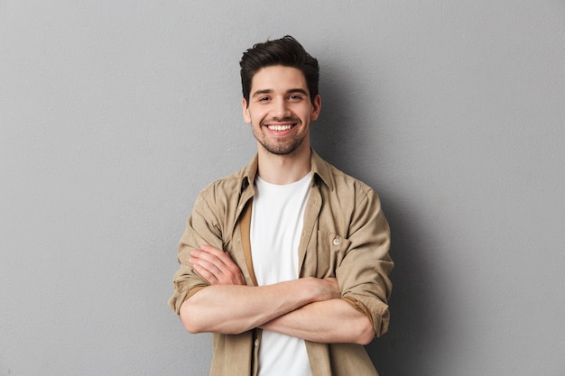 Foto retrato de un feliz joven casual de pie