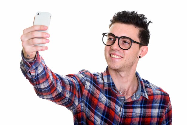 Retrato de feliz joven guapo hipster hombre tomando selfie