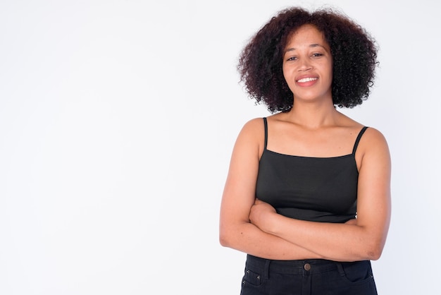 Foto retrato de feliz joven hermosa mujer africana sonriendo con los brazos cruzados