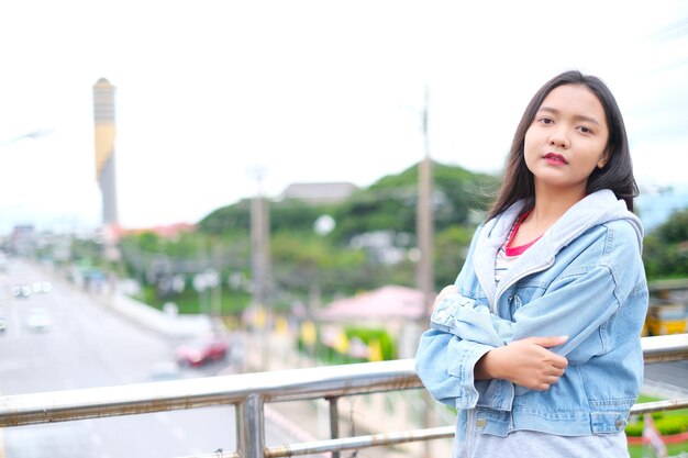 Retrato feliz joven con hermosa vista al paisaje en Roiet Tailandia.