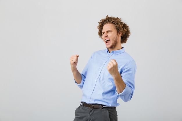 Retrato, de, un, feliz, joven, llevando, camisa