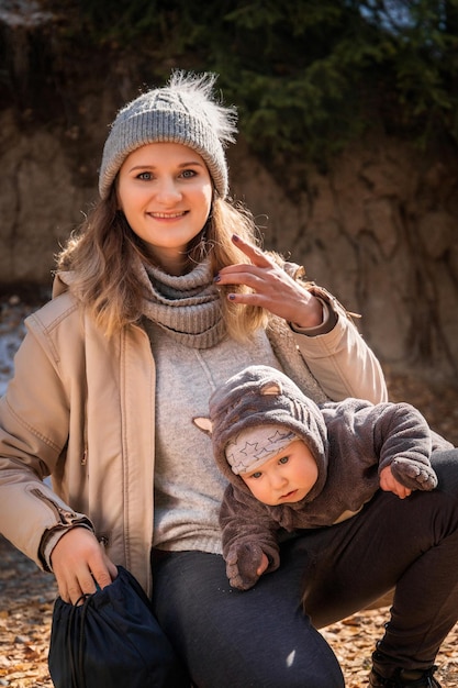 Retrato de feliz joven madre rubia caucásica con su bebé en el estilo de vida al aire libre de viaje