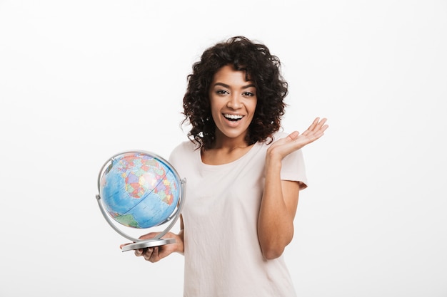 Foto retrato de feliz joven mujer afroamericana