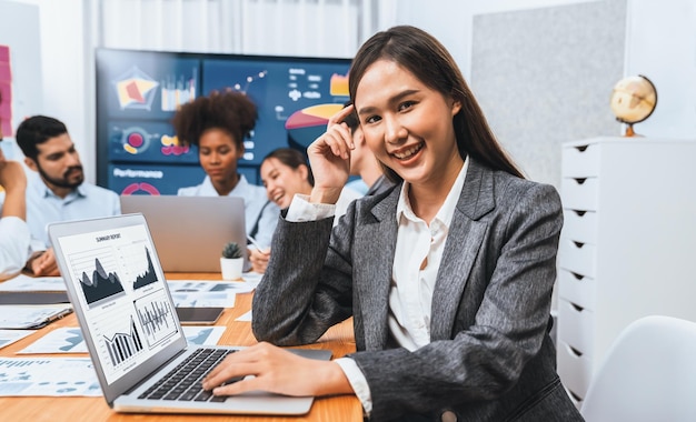 Foto retrato de una feliz joven mujer de negocios asiática con una reunión en la oficina