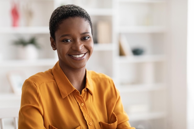 retrato, de, feliz, joven, mujer negra, posar, en, oficina