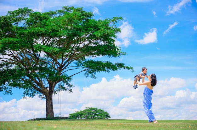 Retrato de feliz madre amorosa y su bebé al aire libre