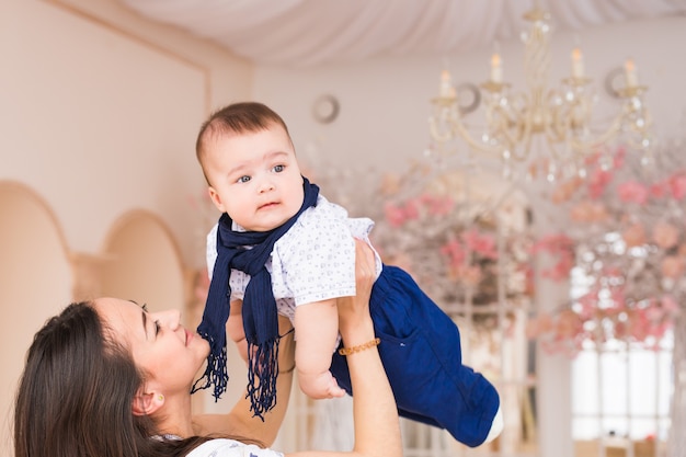 Retrato de feliz madre y bebé en interiores