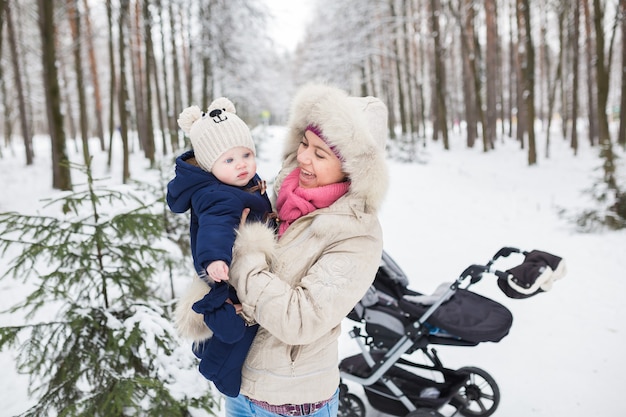 Retrato de feliz madre y bebé en Winter Park